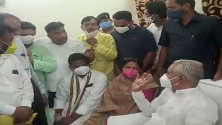 ‘कहीं नहीं मिलेंगे ईमानदार तहसीलदार, 2% तो लेंगे ही लेंगे’: जनसुनवाई के दौरान कॉन्ग्रेस नेता ने बखाना अनुभव, वीडियो वायरल