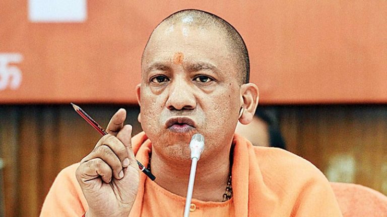 वाराणसी पहुँचे CM योगी ने की बिजली विभाग के MD की छुट्टी, नालों की सफाई के लिए दी आखिरी चेतावनी