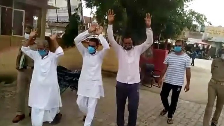 योगी सरकार के एक्शन के डर से 3 कुख्यात गैंगस्टर मोमीन, इन्तजार और मंगता हाथ उठाकर पहुँचे थाने, किया आत्मसमर्पण