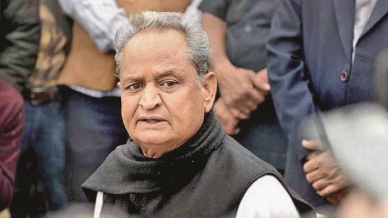 ‘हाँ, ट्रांसफर के लिए देने पड़ते हैं पैसे’: CM गहलोत के सवाल का शिक्षकों ने एक सुर में दिया जवाब, फजीहत के बाद मुस्कुराते दिखे