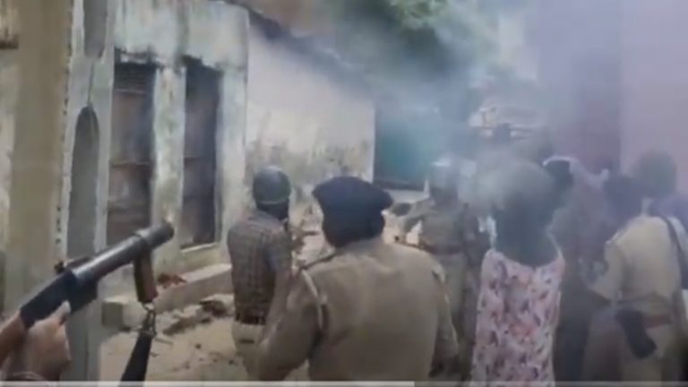 गुजरात पुलिस पर मुस्लिम भीड़ ने किया पथराव, इरफान-फारूक गोमांस लदी कार लेकर फरार: 100 के खिलाफ FIR