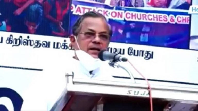 ‘हम चप्पल पहनते हैं क्योंकि भारत माता के कारण बीमारी न हो’: हिंदू विरोधी टिप्पणी पर ईसाई पादरी ने माँगी माफी