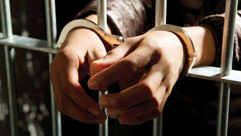 स्कूल प्रिंसिपल ने कक्षा 4 की छात्रा से की रेप की कोशिश, गाल पर काट किया लहूलुहान: ग्रामीणों ने पकड़ के धुना