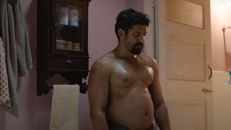 फरहान की ‘तूफ़ान’ में लव जिहाद: अज़ीज़ अली और डॉक्टर पूजा शाह के किसिंग सीन पर बहिष्कार की अपील