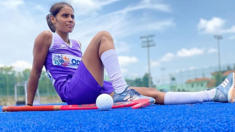 पिता ने उधार लेकर करवाई हॉकी की ट्रेनिंग, निधन के बाद अंतिम दर्शन भी छोड़ा: अब ओलंपिक में इतिहास रच दी श्रद्धांजलि