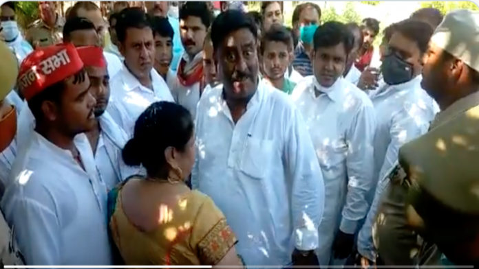 विधायक सपा नेता पेशाब
