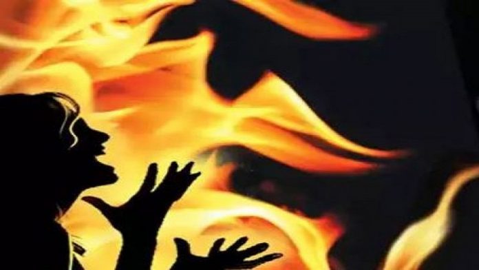 शौहर बीवी जिंदा जलाया