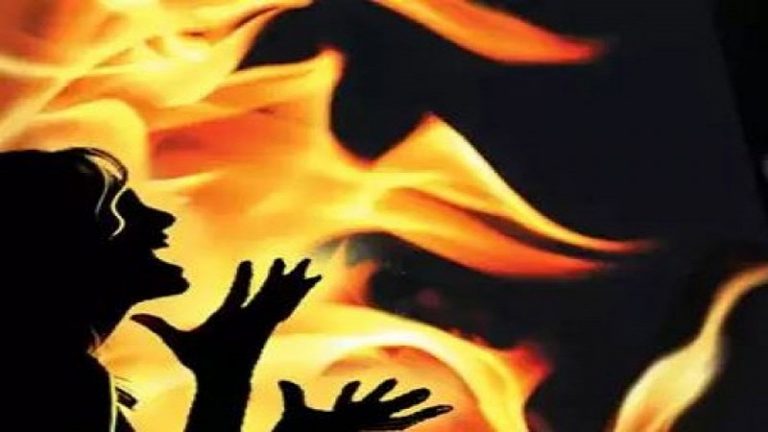 पहले कोर्ट मैरिज… फिर दूसरी शादी… पहली बीवी से ही पेट्रोल मँगवा उसी पर डाल जिंदा जलाया, शौहर अतीक फरार