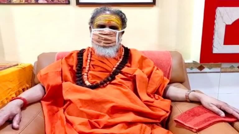 अखाड़ा परिषद के अध्यक्ष महंत नरेंद्र गिरि की संदिग्ध हालत में मौत: पंखे से लटकता मिला शव, बरामद हुआ सुसाइड नोट