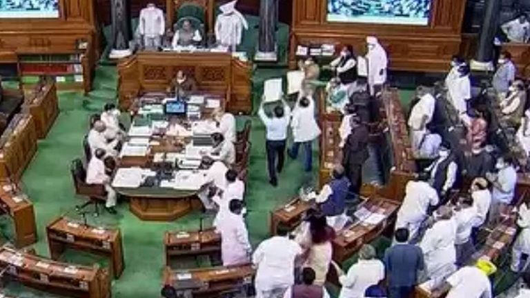 संसद में फाड़े पेपर, बेंच पर फेंकी फाइलें: पेगासस की आड़ ले विपक्ष ने फिर किया हंगामा