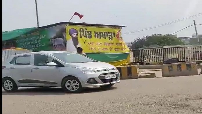 किसान प्रदर्शन स्थल पर लगा पोस्टर
