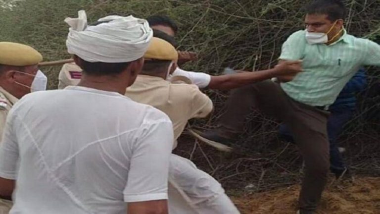 राजस्थान के SDM भूपेंद्र यादव ने किसान को मारी लात, पुलिस ने दौड़ा-दौड़ा कर पीटा: देखें वायरल वीडियो