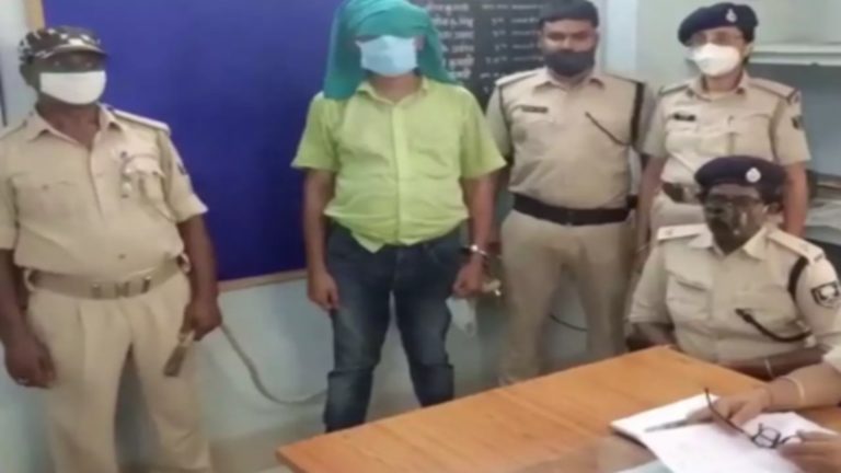 प्रिंसिपल रौशन जमीर ने नाबालिग छात्रा को स्कूल बुलाकर किया रेप: न्यूड तस्वीरों के सहारे 3 महीने तक करता रहा ब्लैकमेल