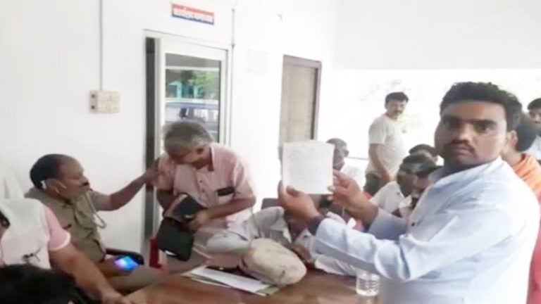 हिंदू जागरण मंच के विरोध के बाद ईसाई धर्मांतरण करा रहे 5 लोगों को यूपी पुलिस ने किया ​गिरफ्तार: 6 के खिलाफ FIR