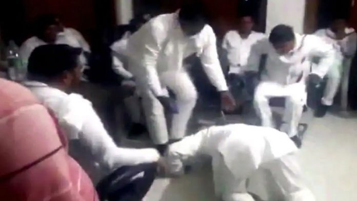 सांसद पैर में गिरे