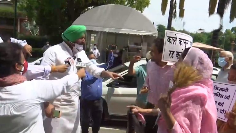 ‘जब बिल आया तो राहुल, सोनिया कहाँ थे?’ – कृषि बिल को लेकर सड़क पर भिड़े हरसिमरत कौर और कॉन्ग्रेस MP रवनीत सिंह: देखें Video