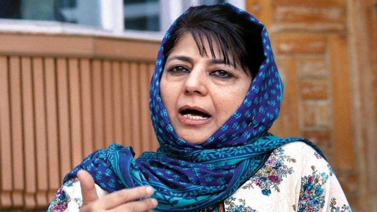 ‘ऐसे ही चलता रहा तो परिणाम अच्छा नहीं होगा’: हुर्रियत पर प्रतिबंध की संभावना से भड़कीं महबूबा मुफ्ती