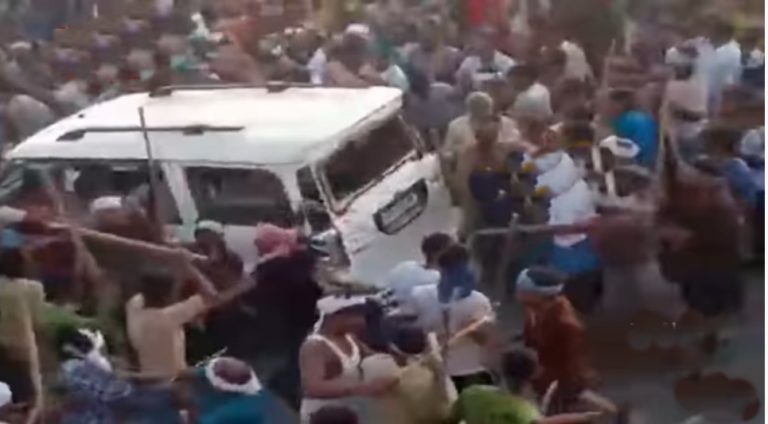बिना इजाजत निकला मुहर्रम का जुलूस, रास्ता माँगने पर सैकड़ों की भीड़ ने स्कॉर्पियो पर किया हमला, कैश मोबाइल लूटे: देखें वीडियो