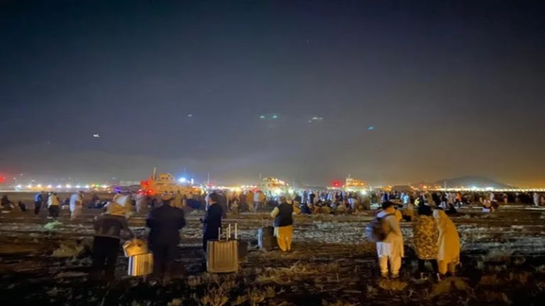 तालिबान से बचने के लिए काबुल एयरपोर्ट पर प्लेन के टायरों पर लटके 3 अफगानी, आसमान से गिरे: देखें वीडियो
