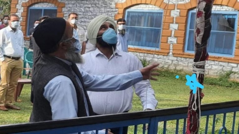 ‘मोदी है तो मुमकिन है’: आतंकी बुरहान वानी के अब्बा ने फहराया तिरंगा, गाया जन-गण-मन, लोगों ने कहा – ‘यही तो है अच्छे दिन’