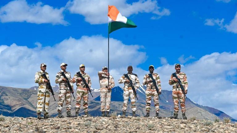 श्रीनगर से लेकर लद्दाख तक लहराया तिरंगा, भारत-चीन सीमा पर भी ध्वजारोहण: तस्वीरों में देखिए 75वाँ स्वतंत्रता दिवस