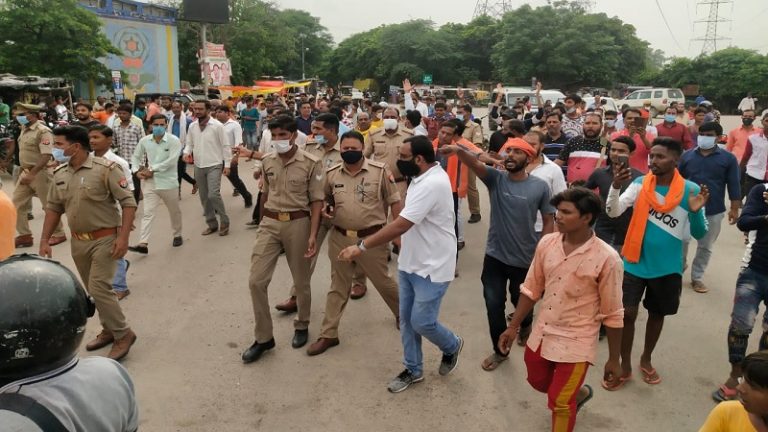 14 साल की लड़की साथ अश्लील हरकत, धर्मांतरण का दबाव: ‘बजरंग दल’ ने आरोपित के परिजन को पीटा, UP पुलिस कर रही जाँच