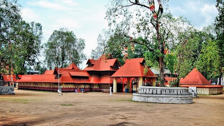कोडुंगल्लूर भगवती मंदिर: देवी के लिए अपशब्दों-गालियों से भरे गीत, मंदिर की छत को पीटा जाता लाठी-डंडों से