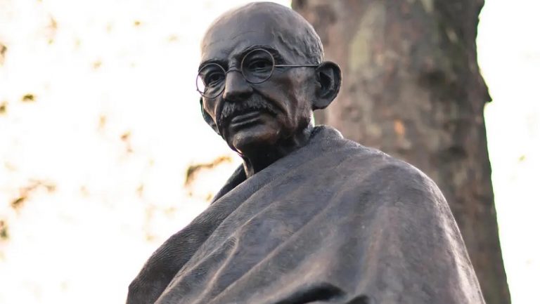 मजबूत लोकतंत्र के लिए मजबूत गाँधी मूर्ति आवश्यक… ‘फाइल-फेंक’ विरोध देख स्वर्ग में होते होंगे इम्प्रेस!