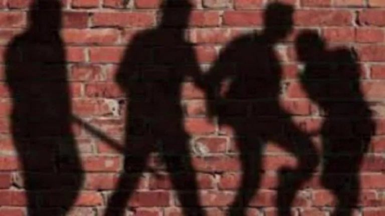 पादरी के घर पर हमला कर भीड़ ने पीटा, चेताया: कहा- आदिवासियों का ईसाई धर्मांतरण बंद करो