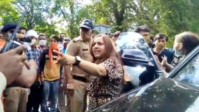 नैनीताल, महिला, पुलिस, कार