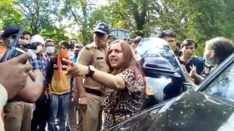 ‘चुप! वर्दी उतरवा दूँगी.. तेरी औकात नहीं है’: नैनीताल में महिला पर्यटक की पुलिस से दबंगई, ₹6 करोड़ की कार जब्त