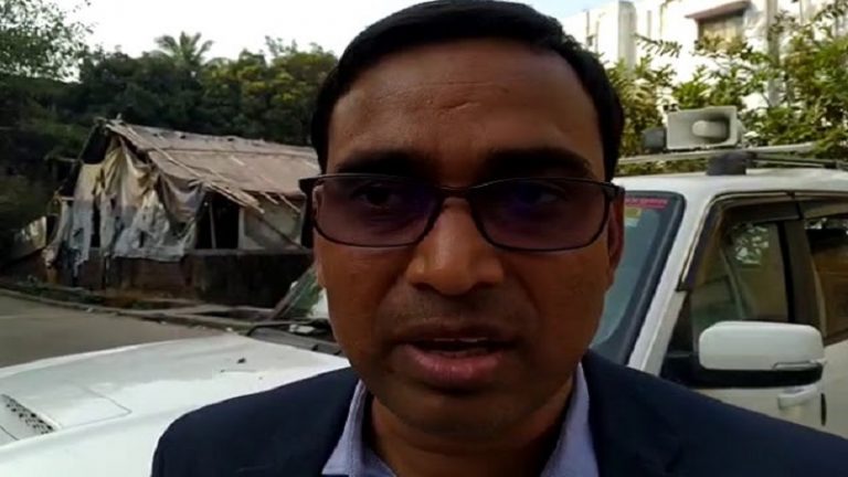 झारखंड के जिस SDM ने छात्राओं को दौड़ा-दौड़ा कर लाठी से पीटा, गाली दी… उस पर वसूली व जमीन धांधली के भी आरोप