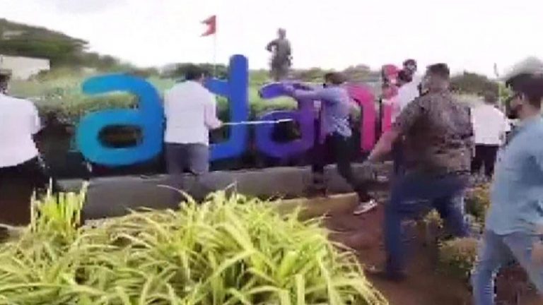 मुंबई के छत्रपति शिवाजी एयरपोर्ट पर शिवसेना कार्यकर्ताओं ने मचाया उपद्रव, डंडों से तोड़ा अडानी का साइनबोर्ड: देखें Video