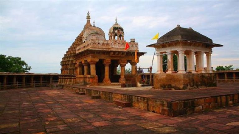 एक मंदिर जिसे ध्वस्त करने आए औरंगजेब को गर्भगृह से भागना पड़ा था, जिसके लिए नर्मदा ने बदली अपनी दिशा