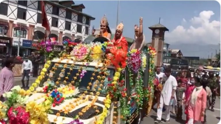 32 साल बाद कश्मीर के लाल चौक में गूँजा ‘श्री कृष्ण गोविंद हरे मुरारी’, कृष्ण जन्माष्टमी पर कश्मीरी पंडितों ने निकाली झाँकी: देखें वीडियो