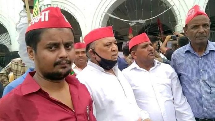 सपा कार्यकर्ता नेता धक्का