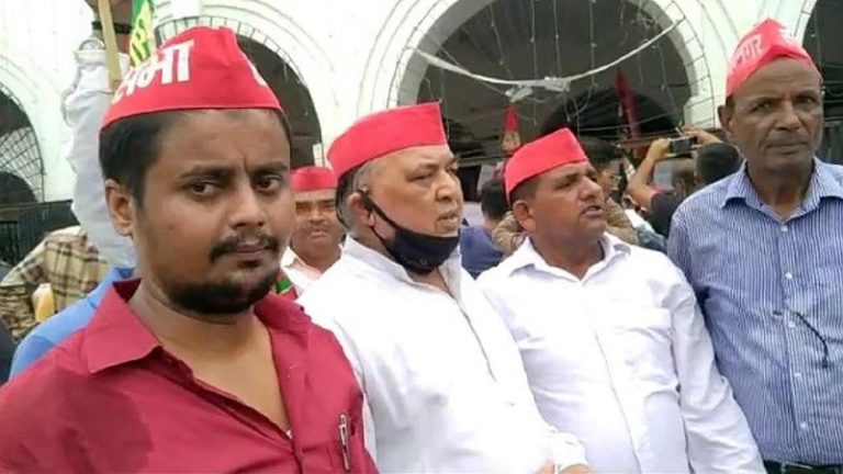 सपा कार्यकर्ता प्रदर्शन कर रहे थे, वरिष्ठ नेता को धक्के मार भगाया: वीडियो वायरल होने पर कहा – ‘गर्मी के चलते हुआ’