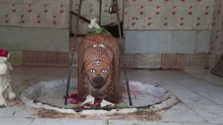 कासगंज के वनखंडेश्वर महादेव: चोर ले गए शिवलिंग, मरने लगे तो थाने पहुँचाया… पुलिस को ₹8 लाख देकर लौटे मंदिर