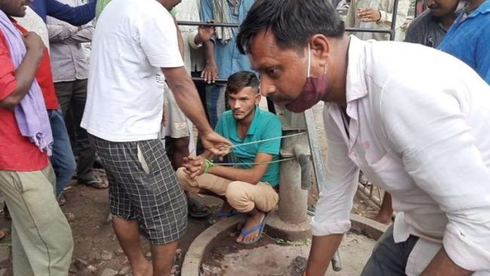 हैंडपंप बाँध पीटा लखनऊ