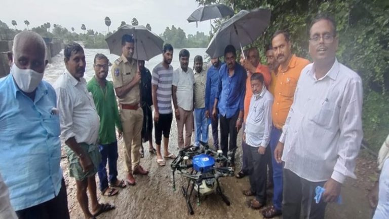 तेलंगाना की ‘मेडिसिन फ्रॉम द स्काई’ परियोजना: चक्रवात गुलाब के कारण आई बाढ़ में 16 महीने के बच्चे को ऐसे मिली दवा