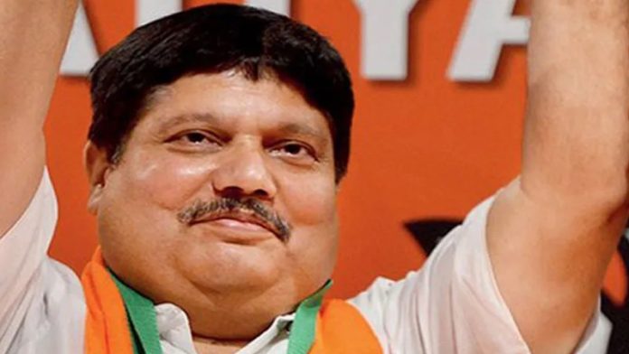 बीजेपी सांसद अर्जुन सिंह के घर के बाहर बम फेंके गए