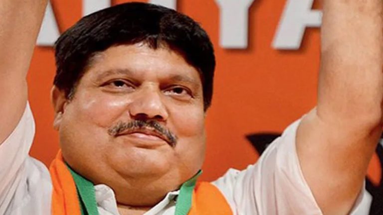 ‘बंगाल में हिंसा थमने के संकेत नहीं’: बीजेपी सांसद अर्जुन सिंह के घर फोड़े गए तीन देसी बम, हिरासत में लिए गए 2 लोग