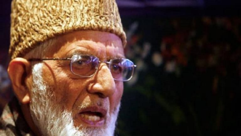 कश्मीरी अलगाववादी नेता सैयद अली शाह गिलानी से जब एक पत्रकार ने पूछे तीखे सवाल तो मिली थी धमकी: देखें वीडियो
