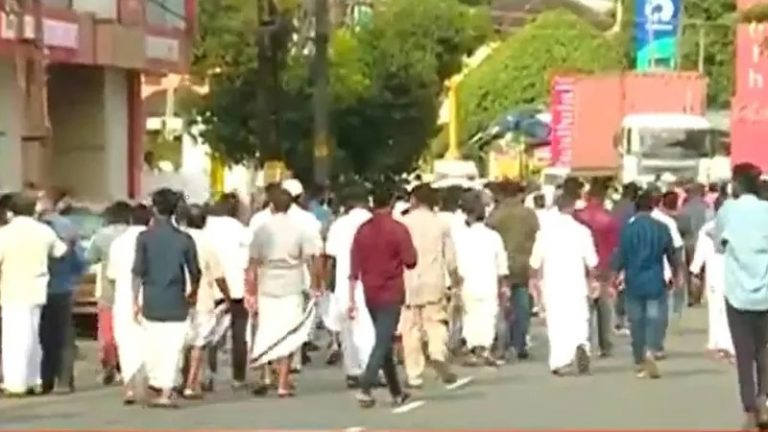 ‘नारकोटिक्स जिहाद’ बयान पर भड़की इस्लामी संस्थाएँ, केरल बिशप के घर के बाहर जुटी भीड़: समर्थन में ईसाई समुदाय भी सड़क पर