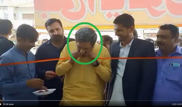 दाँतों से लाल रिबन काट किया उद्घाटन, कंगाल पाकिस्तान के ‘गरीब’ मंत्री का वीडियो वायरल