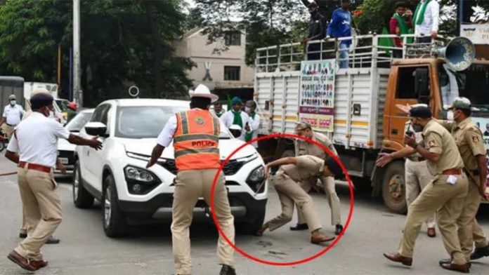 प्रदर्शनकारी बेंगलुरु डीसीपी