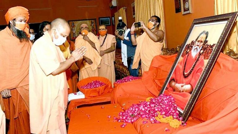 गले पर V का निशान, चलता पंखा… महंत नरेंद्र गिरि के ‘सुसाइड’ पर कई सवाल, CBI जाँच को योगी सरकार तैयार