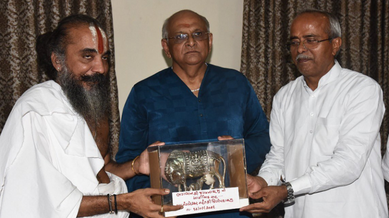 मृदुभाषी ‘बिल्डर’ के हाथों में गुजरात की कमान: ‘दादा भगवान’ के भक्त भूपेंद्र पटेल ने ली CM पद की शपथ, गौपूजा भी की
