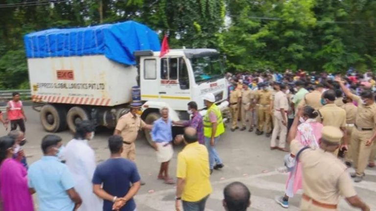 केरल में ISRO का ट्रक रोका, रास्ता देने को ट्रेड यूनियन माँग रहे ₹10 लाख: ‘नोक्कुकूली’ पर HC की रोक के बावजूद गुंडई