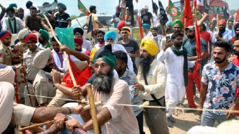 पंजाब का मोगा, अकाली दल वाले बादल की रैली: किसानों ने फेंके पत्थर, पुलिस ने बरसाई लाठियाँ